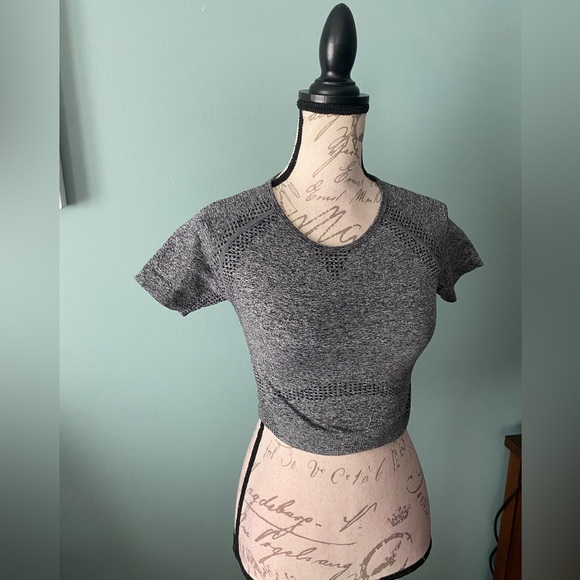 Tops - NWOT Grey bodycon short sleeve gym crop top